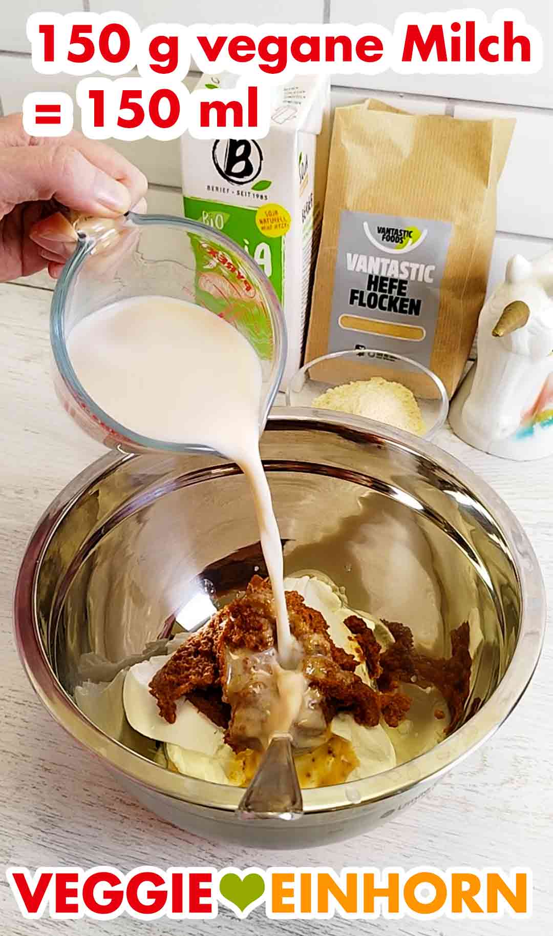 Ich verwende hier Sojamilch. Es geht jede vegane Milch. Vegane Milch wird zum Frischkäse und Pesto zugefügt
