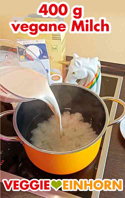 400 g kalte Pflanzenmilch zufügen (= 400 ml) Vegane Milch wird zu dem Wasser in den Topf gegossen.