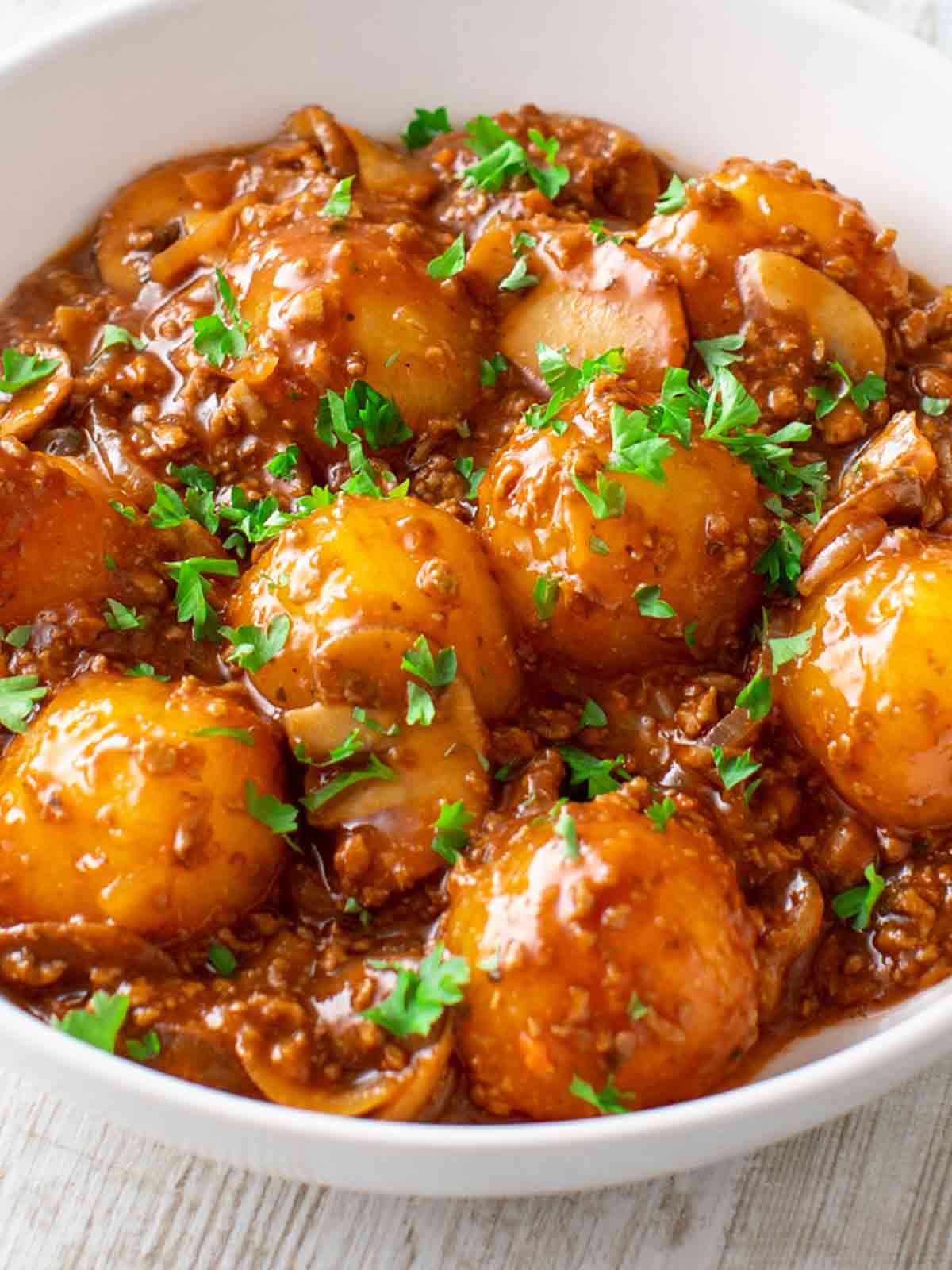 Vegane Mini Knödel Pfanne mit veganem Hackfleisch und Pilzen