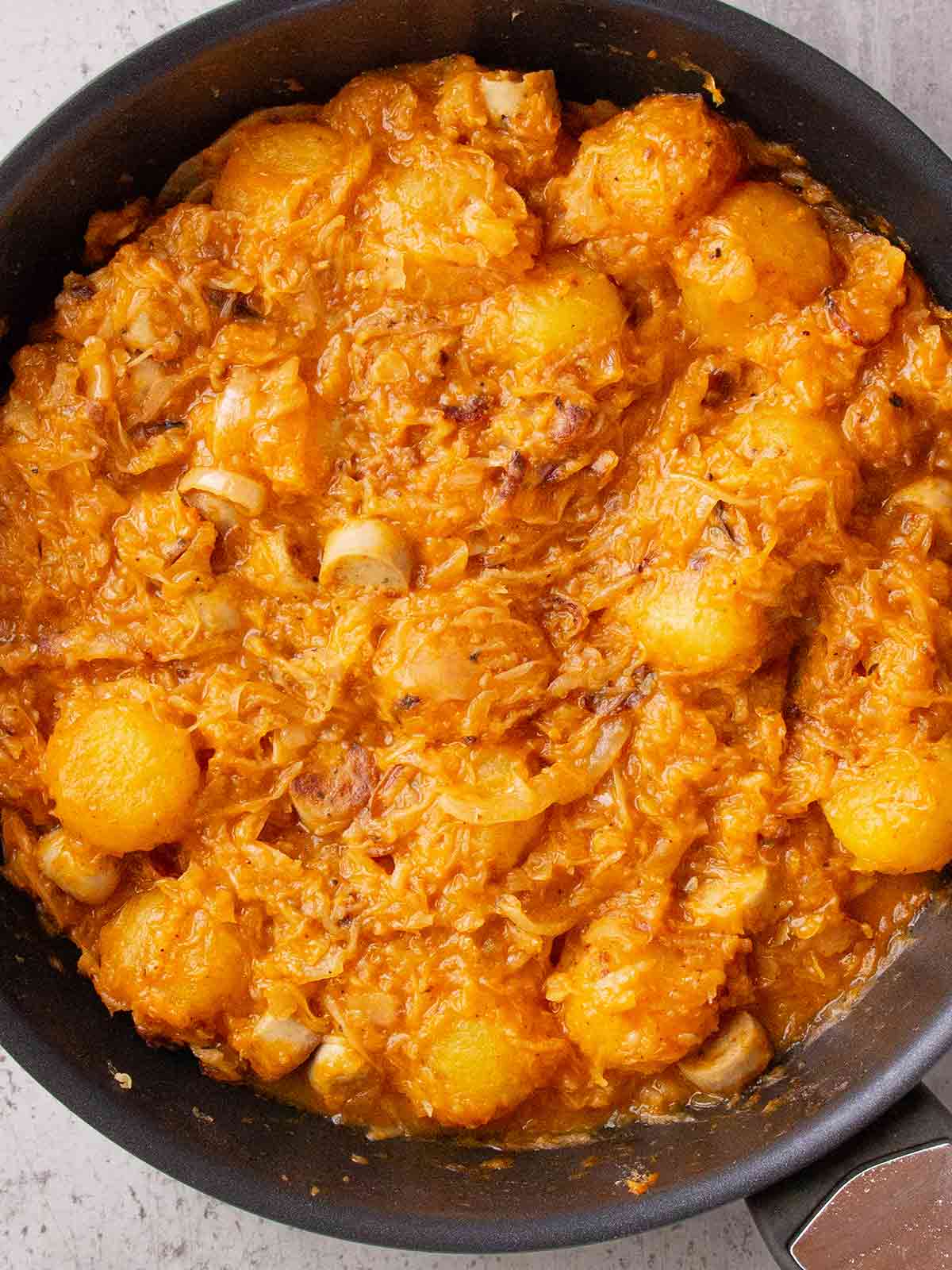 Vegane Miniknödel Pfanne mit veganen Bratwürstchen und Sauerkraut