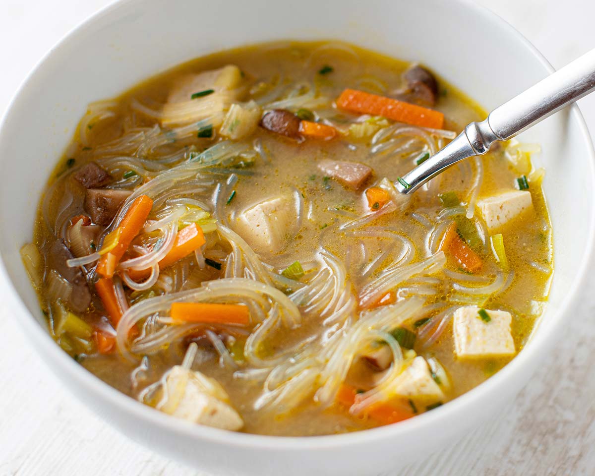 Die Miso Suppe mit Glasnudeln und Tofu ist vegan. Vegane Miso Suppe mit Tofu und Glasnudeln