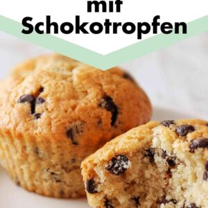 Ein Teller mit veganen Muffins mit Schokotropfen