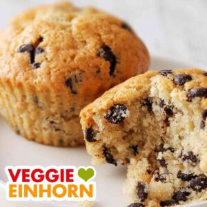 Zwei vegane Muffins mit Schokotropfen