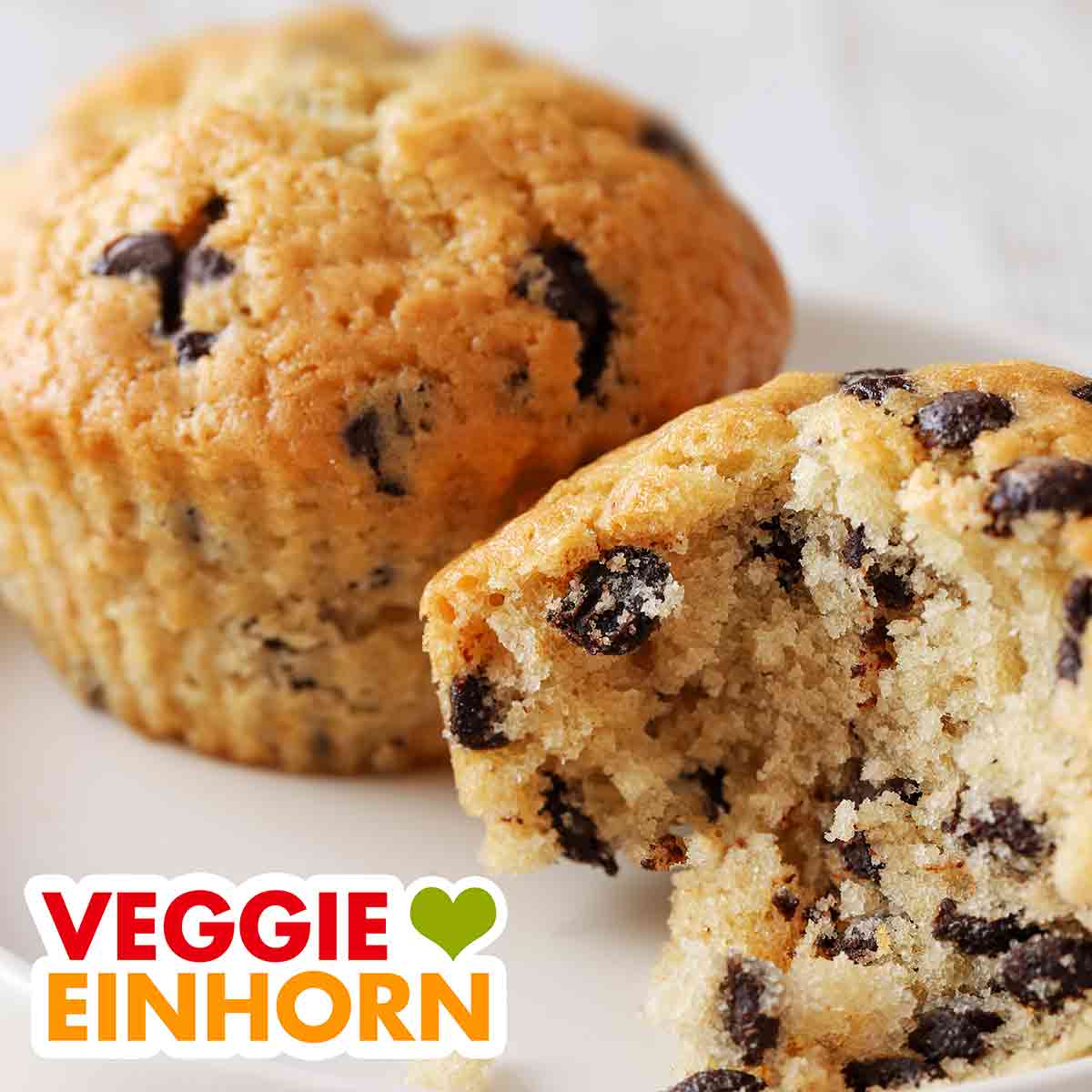 Zwei vegane Muffins mit Schokotropfen
