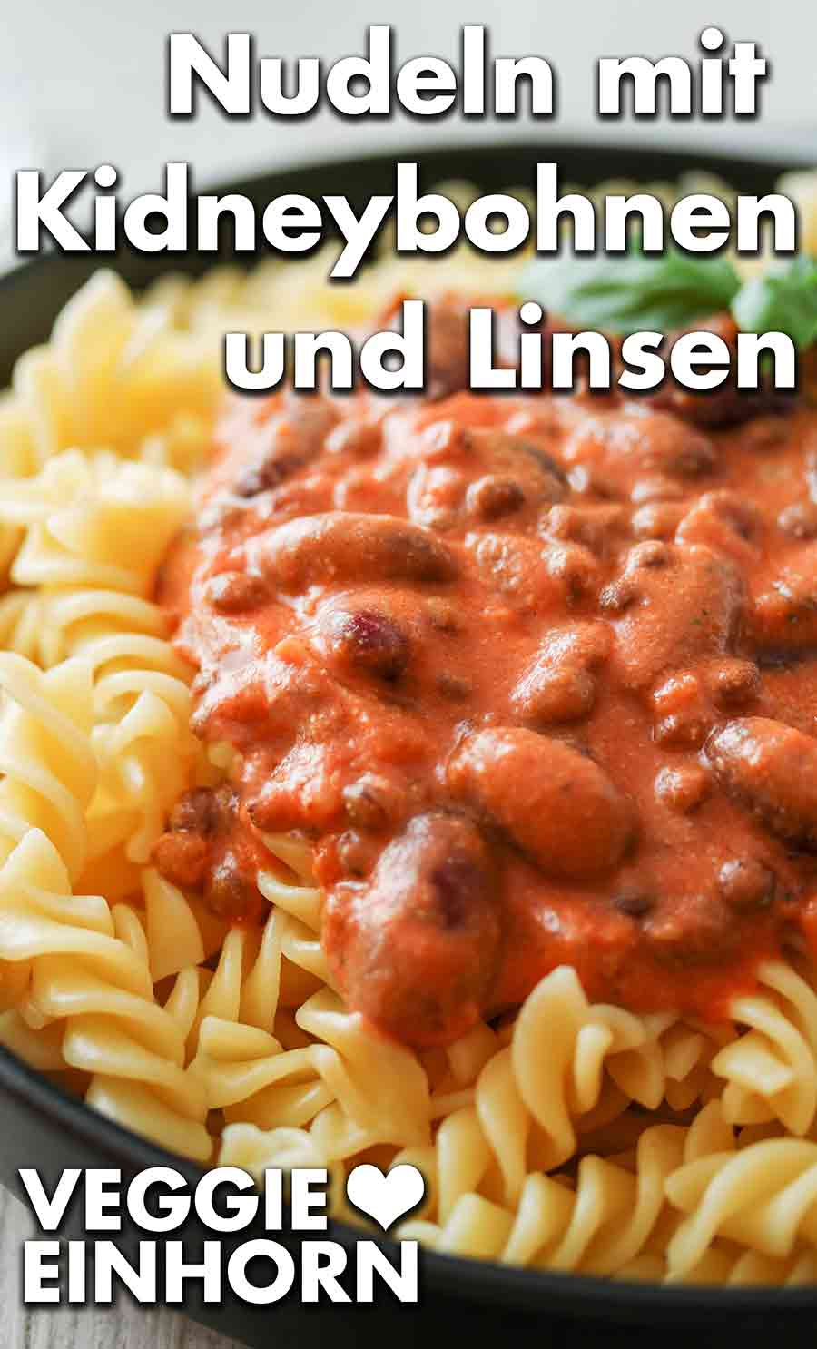 Fusilli mit Kidneybohnen und Linsen Nudeln mit Kidneybohnen und Linsen auf einem Teller