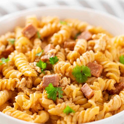 Nahaufnahme von einem Teller Nudeln mit veganem Leberkäse.