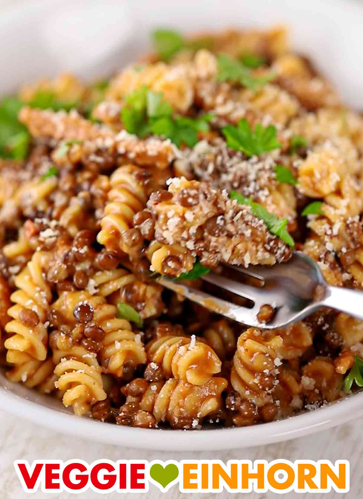 Pasta mit Linsen, veganem Speck und veganem Parmesan-Ersatz ist ein leckeres veganes Nudelgericht. Vegane Nudeln mit Linsen
