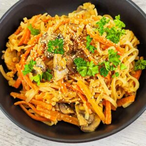 Vegane Nudeln mit Möhren, Champignons und Miso-Mandelmus-Soße