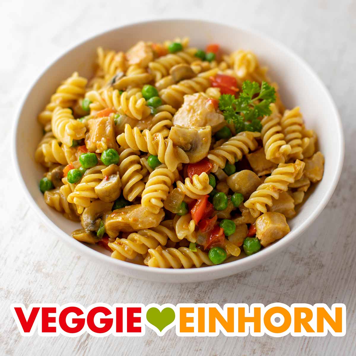 Das Nudelgericht ist vegetarisch und vegan. Nudelpfanne mit Gemüse und veganem Hähnchen