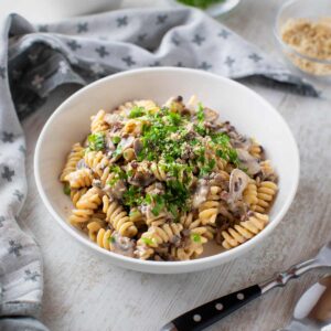Cremige vegane Nudelpfanne mit Champignons und Linsen