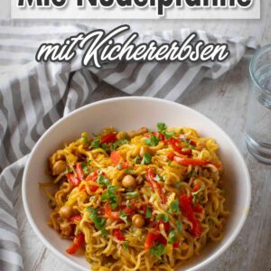 Teller mit veganer Asia Nudelpfanne mit Kichererbsen
