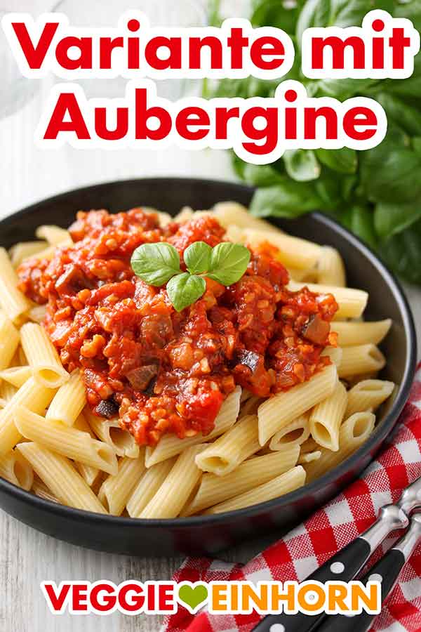 Nudeln mit Nuss Bolognese mit Aubergine Nuss Bolognese mit Aubergine auf einem Teller mit Penne