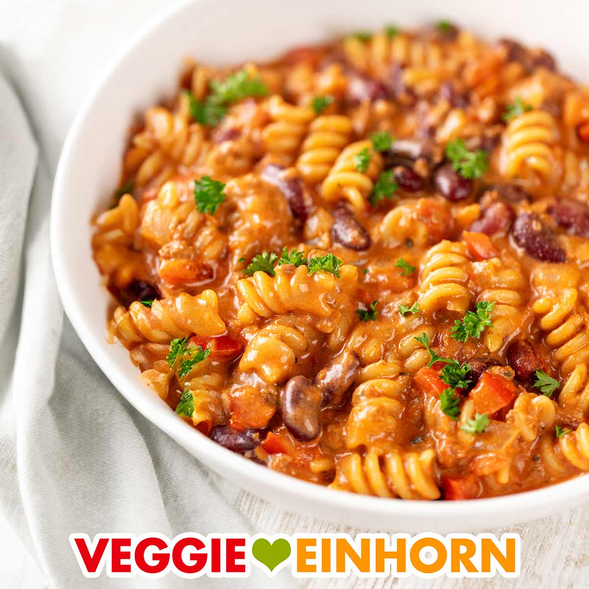 Die One Pot Pasta mit Kidneybohnen, Hackfleischersatz und Paprika ist vegetarisch und vegan. One Pot Pasta mit veganem Hackflesich und Kidneybohnen