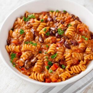 Vegane One Pot Pasta mit Kidneybohnen und veganem Hack