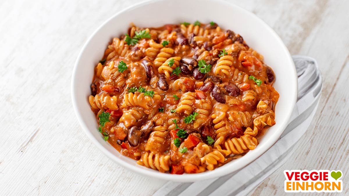 Vegane One Pot Pasta mit Kidneybohnen und veganem Hack