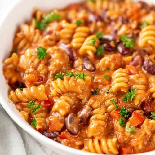 Nahaufnahme von veganer One Pot Pasta mit Kidneybohnen und Hack