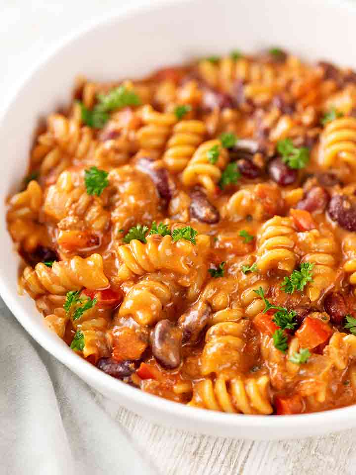 Nahaufnahme von veganer One Pot Pasta mit Kidneybohnen und Hack