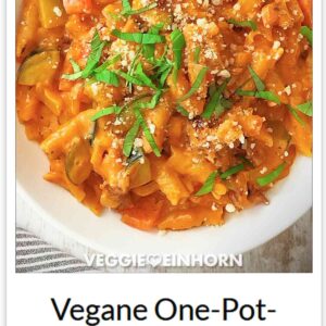 Vegane One Pot Pasta mit Zucchini, Paprika, getrockneten Tomaten und veganer Crème fraîche