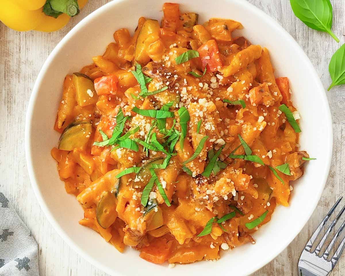 Vegane One Pot Pasta mit Zucchini, Paprika und getrockneten Tomaten