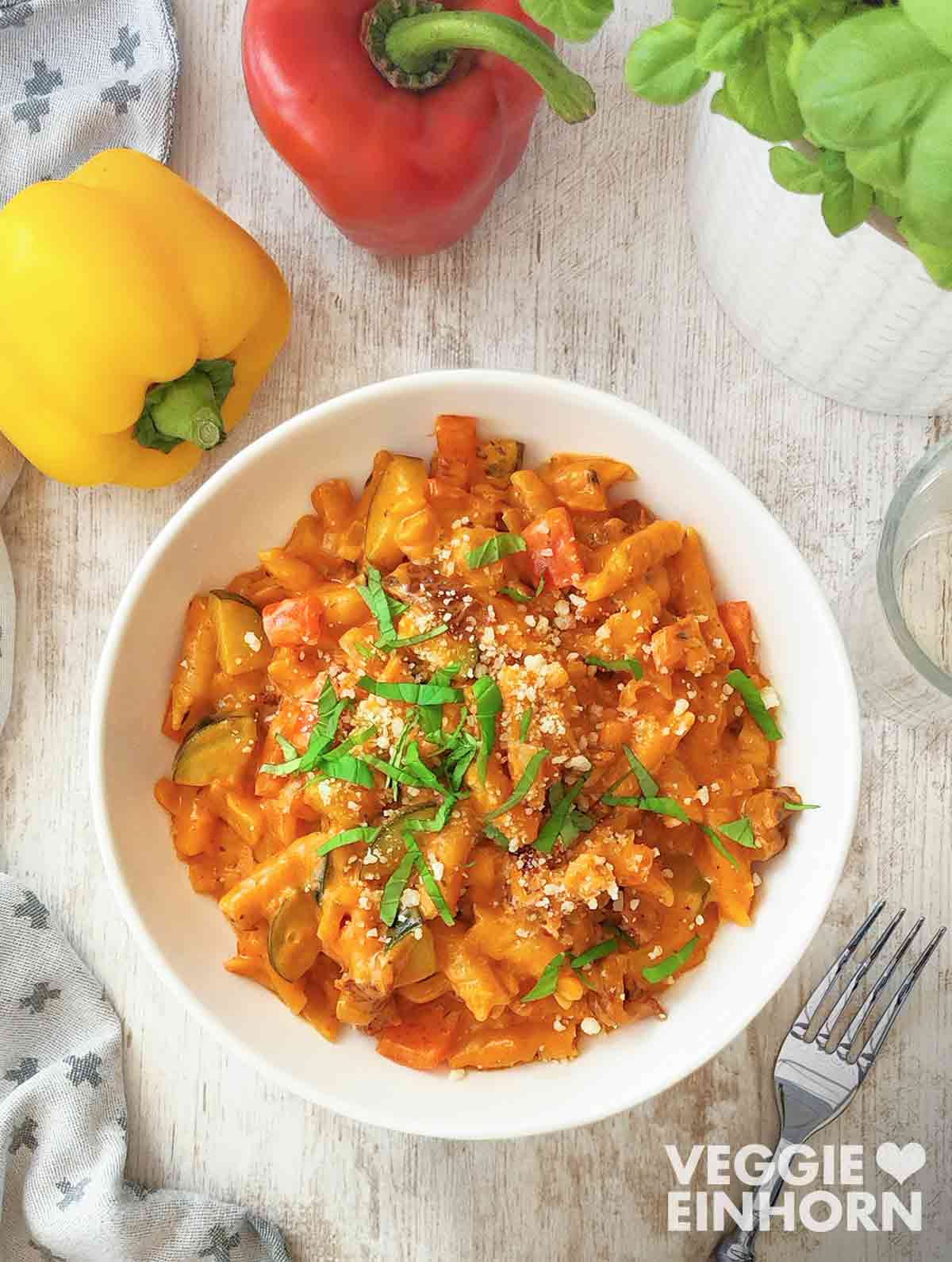 Die vegane One Pot Pasta ist cremig mit veganer Crème fraîche. Vegane One Pot Pasta mit getrockneten Tomaten, Zucchini und Paprika