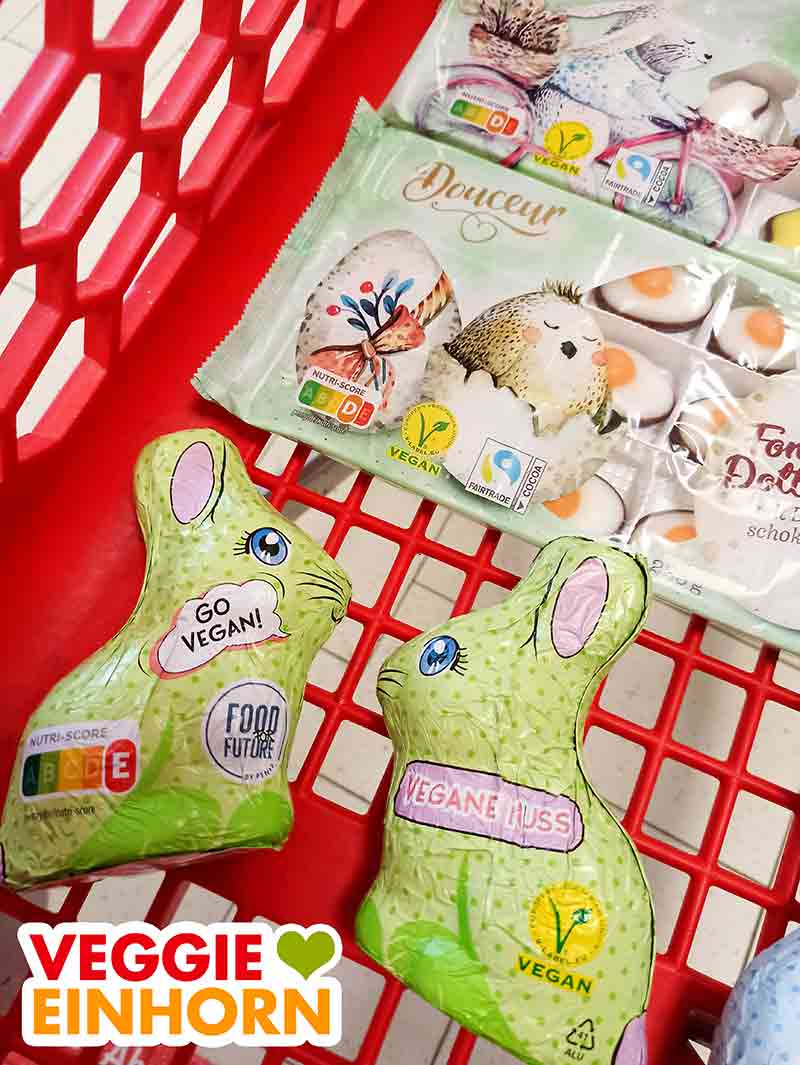 Bei Penny gibt es einige Ostersüßigkeiten mit veganem V-Label. Die Nuss Schoko Osterhasen und Fondanteier von Penny im Einkaufswagen