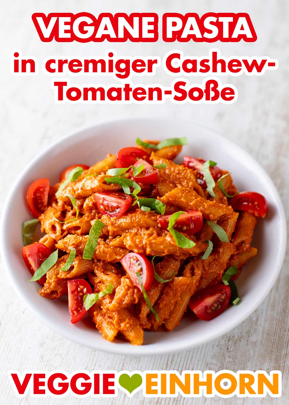 Ein veganes Hello Fresh Gericht mit Nudeln Teller mit veganer Pasta in cremiger Cashew-Tomaten-Soße