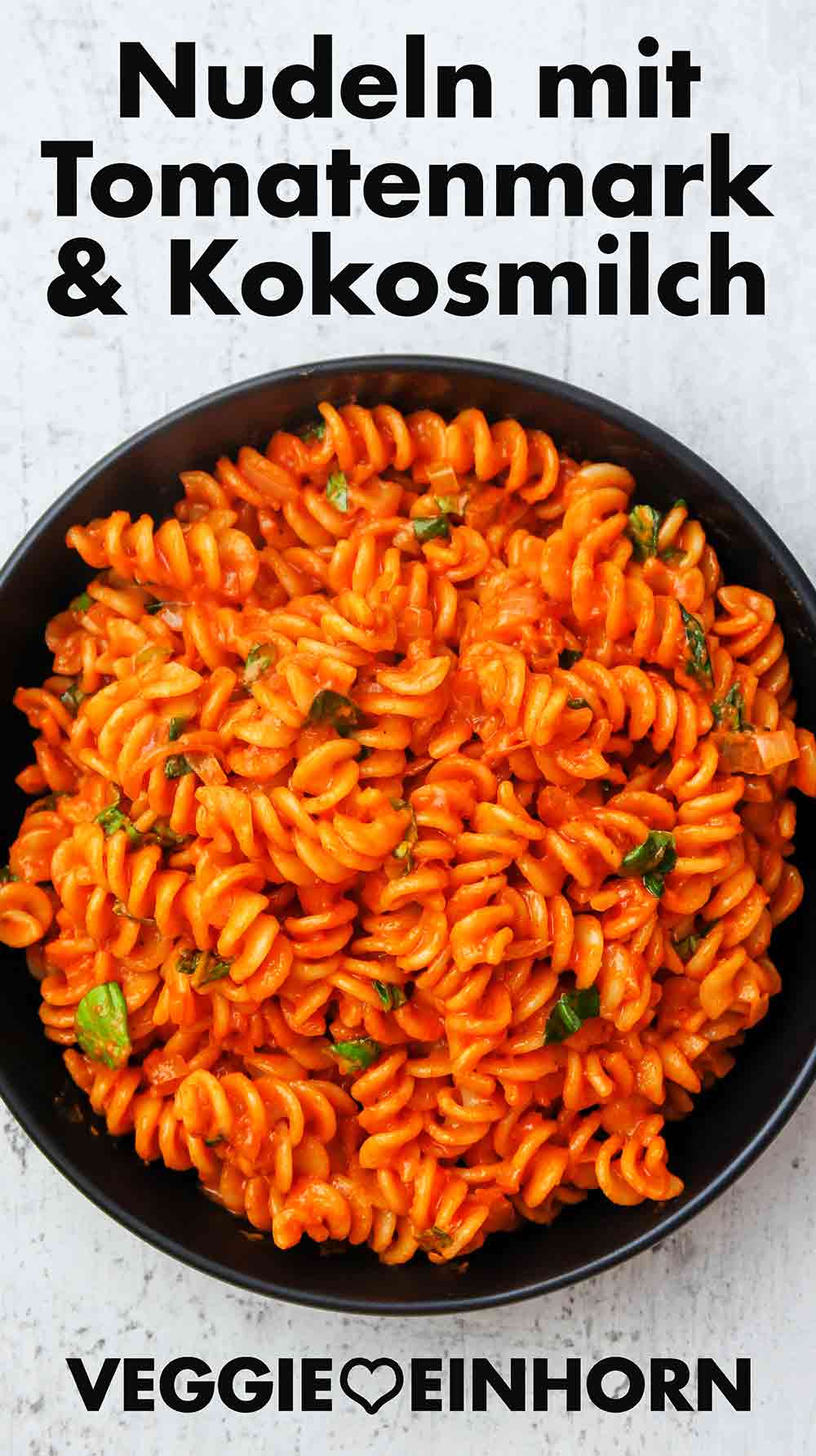Cremige Nudeln mit Kokosmilch und Tomatenmark Ein Teller mit Spirelli mit Tomatenmark und Kokosmilch