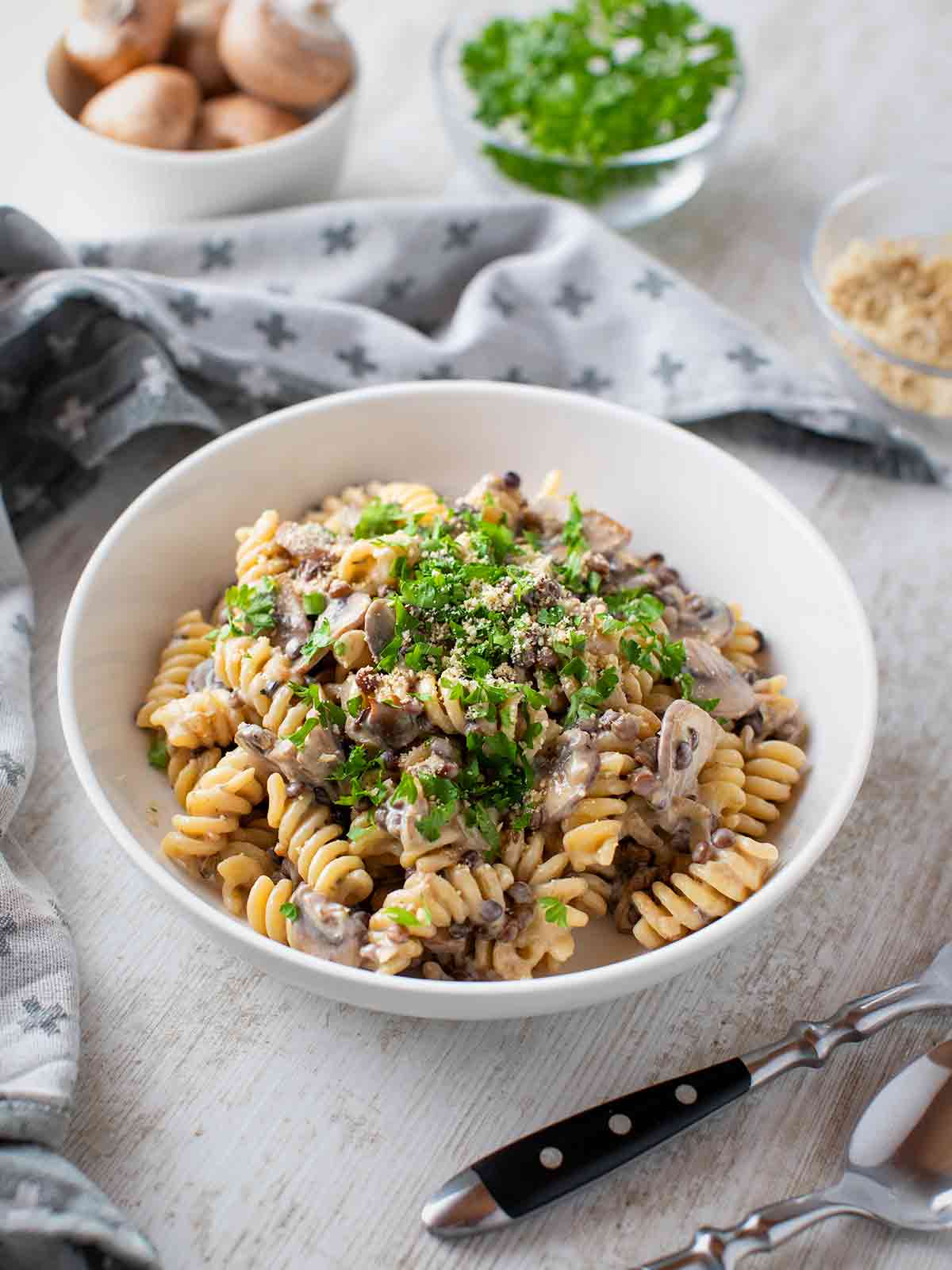 Teller mit schneller veganer Nudelpfanne mit Champignons und Linsen