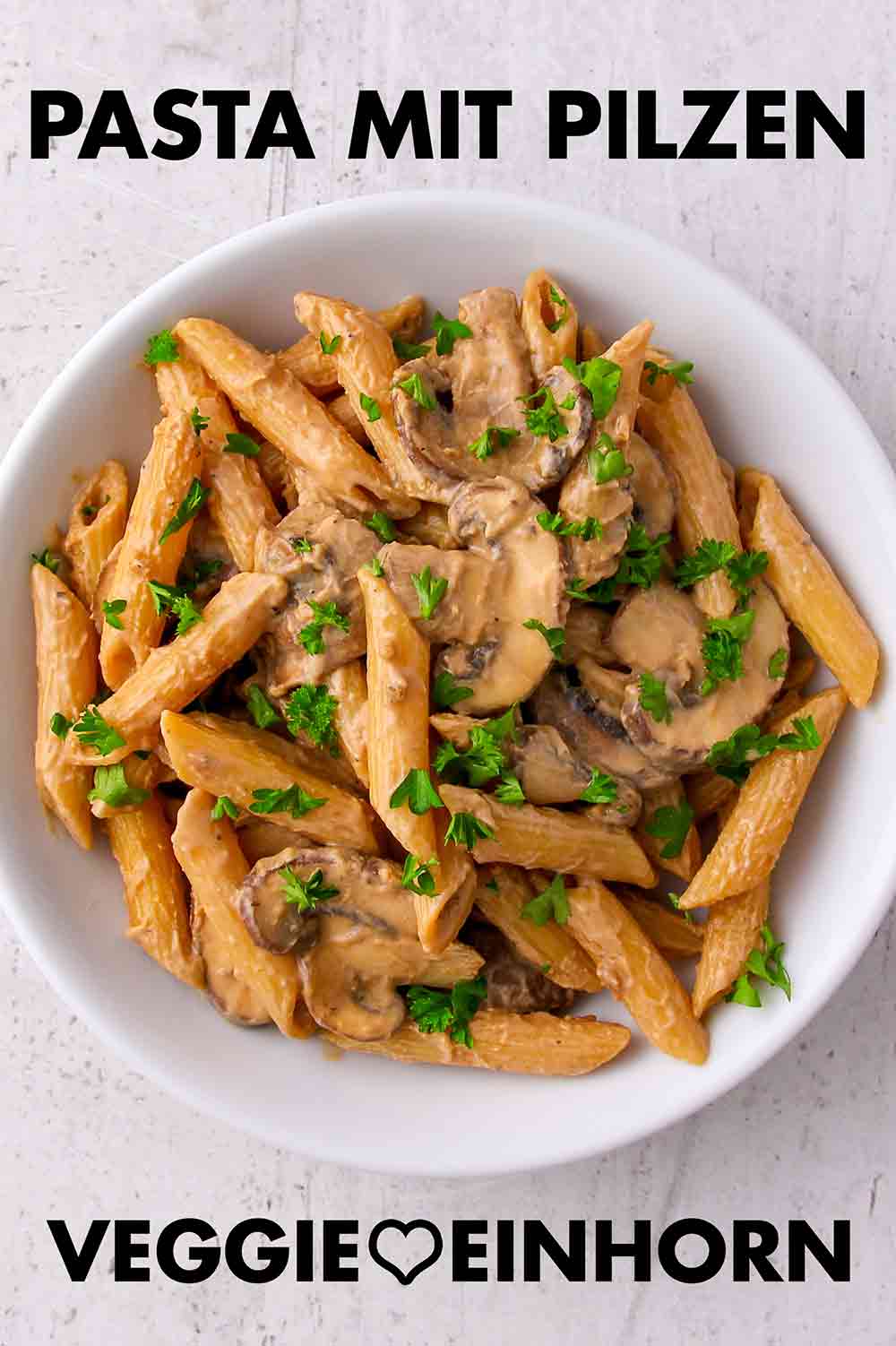 Vegane Pasta mit Pilzen Nudeln mit Champignons auf einem Teller