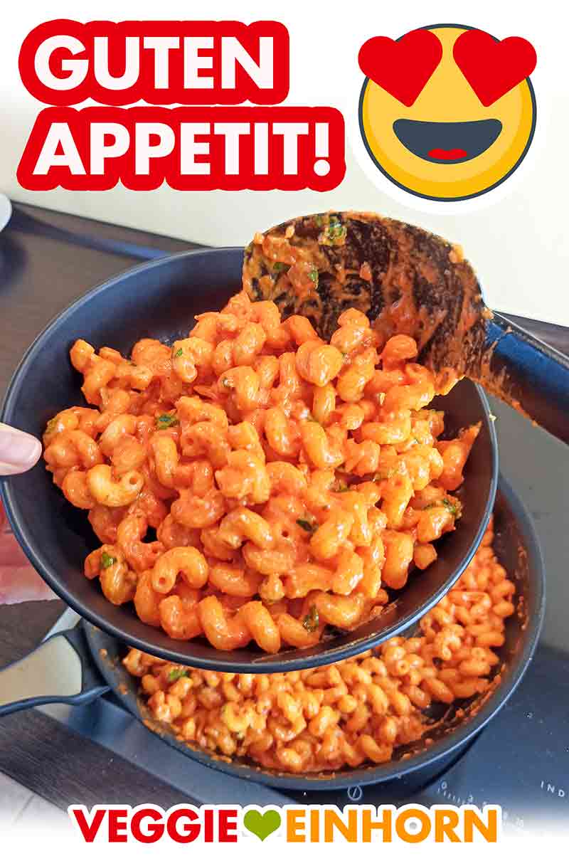 Die veganen Nudeln mit Tomatenmark und Kokosmilch werden serviert. Die cremige vegane Pasta wird auf einen Teller gefüllt.