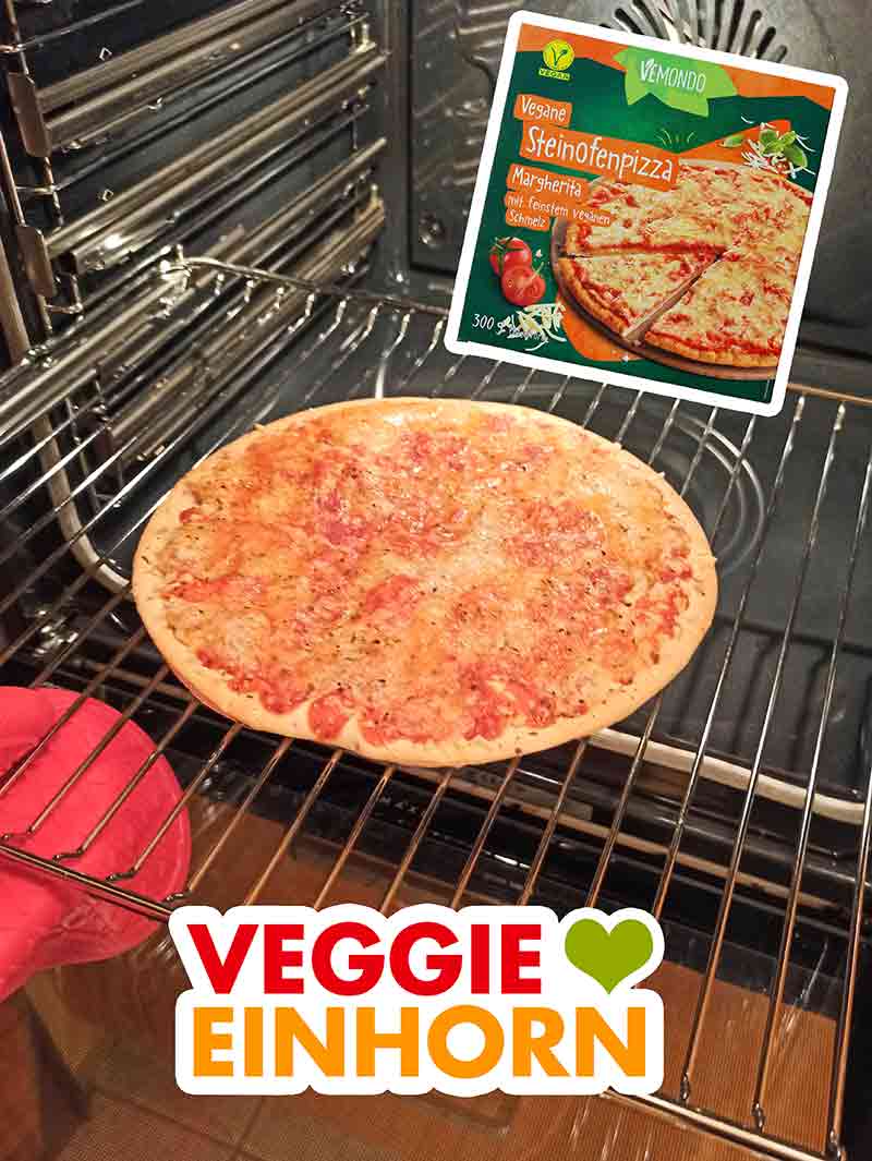 Die vegane Pizza Margherita von Lidl auf dem Rost im Ofen Pizza Margherita von Lidl Vemondo im Backofen