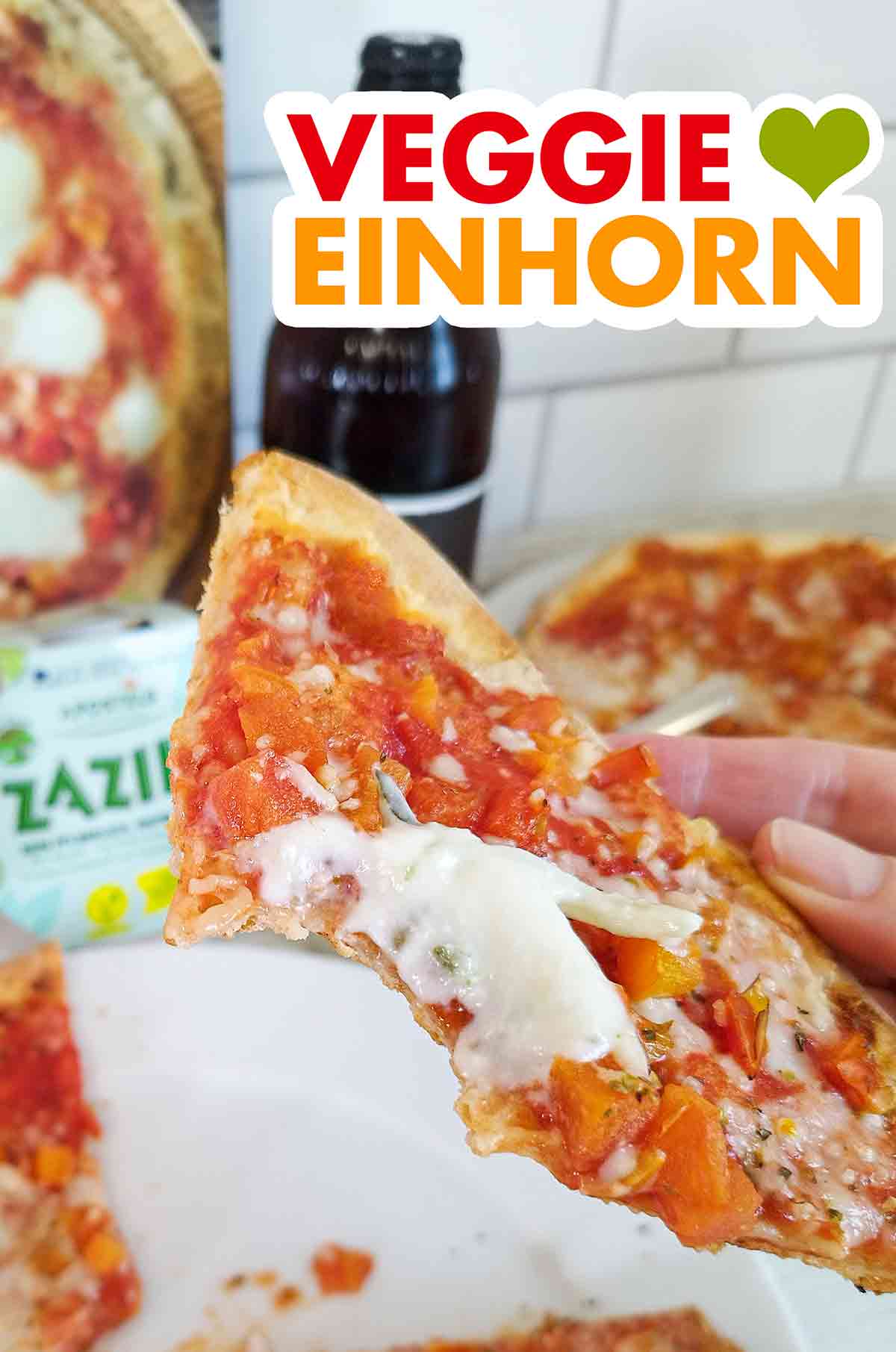 Mit Pizza ist der vegane Zaziki von Apostels essbar. Aber mehr auch nicht. Angebissenes Stück vegane Pizza mit veganem Zaziki von Apostels