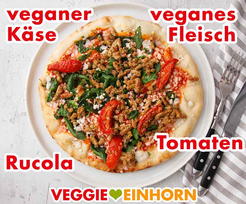 Die vegane Pizza von Penny ist reichhaltig belegt Vegane Pizza von Penny auf einem Teller