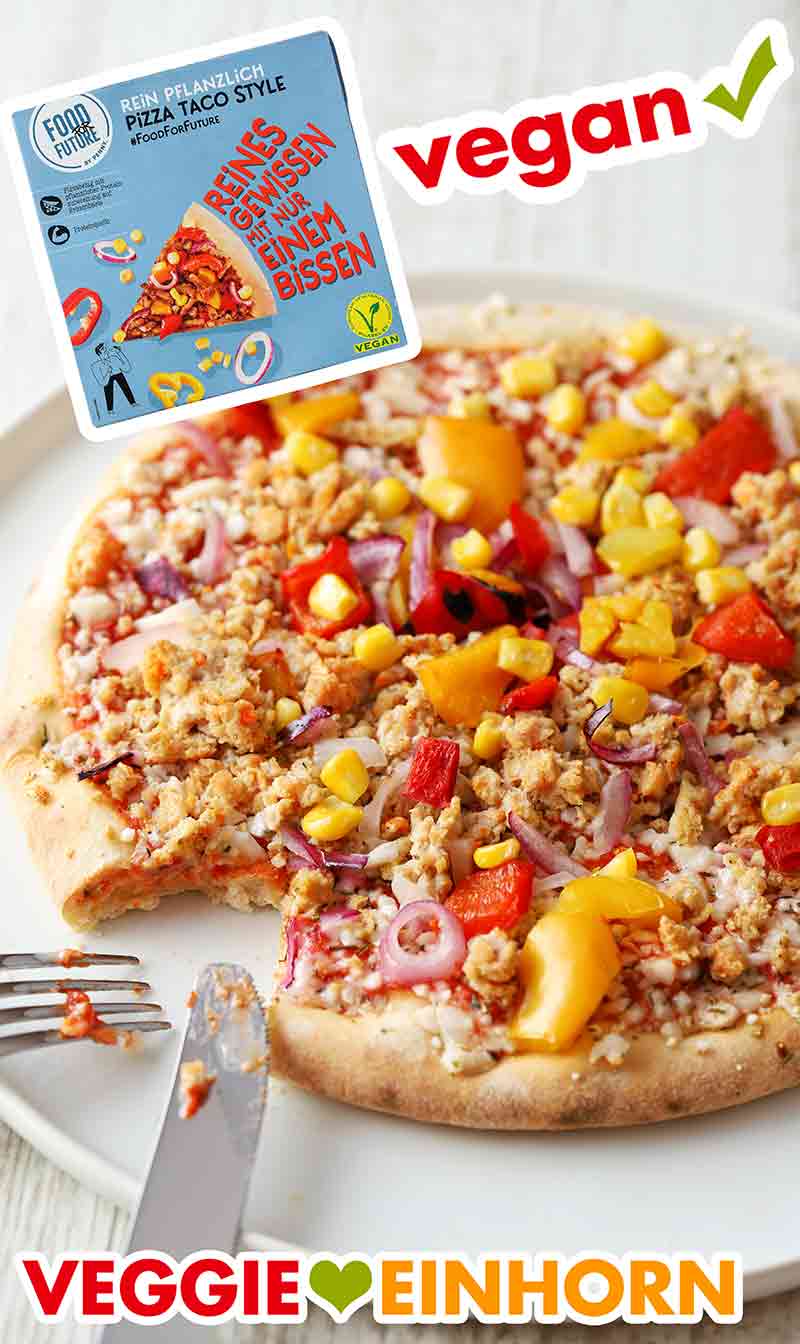 Die vegane Pizza von Penny ist sehr zu empfehlen. Vegane Pizza Taco Style von Penny auf einem Teller