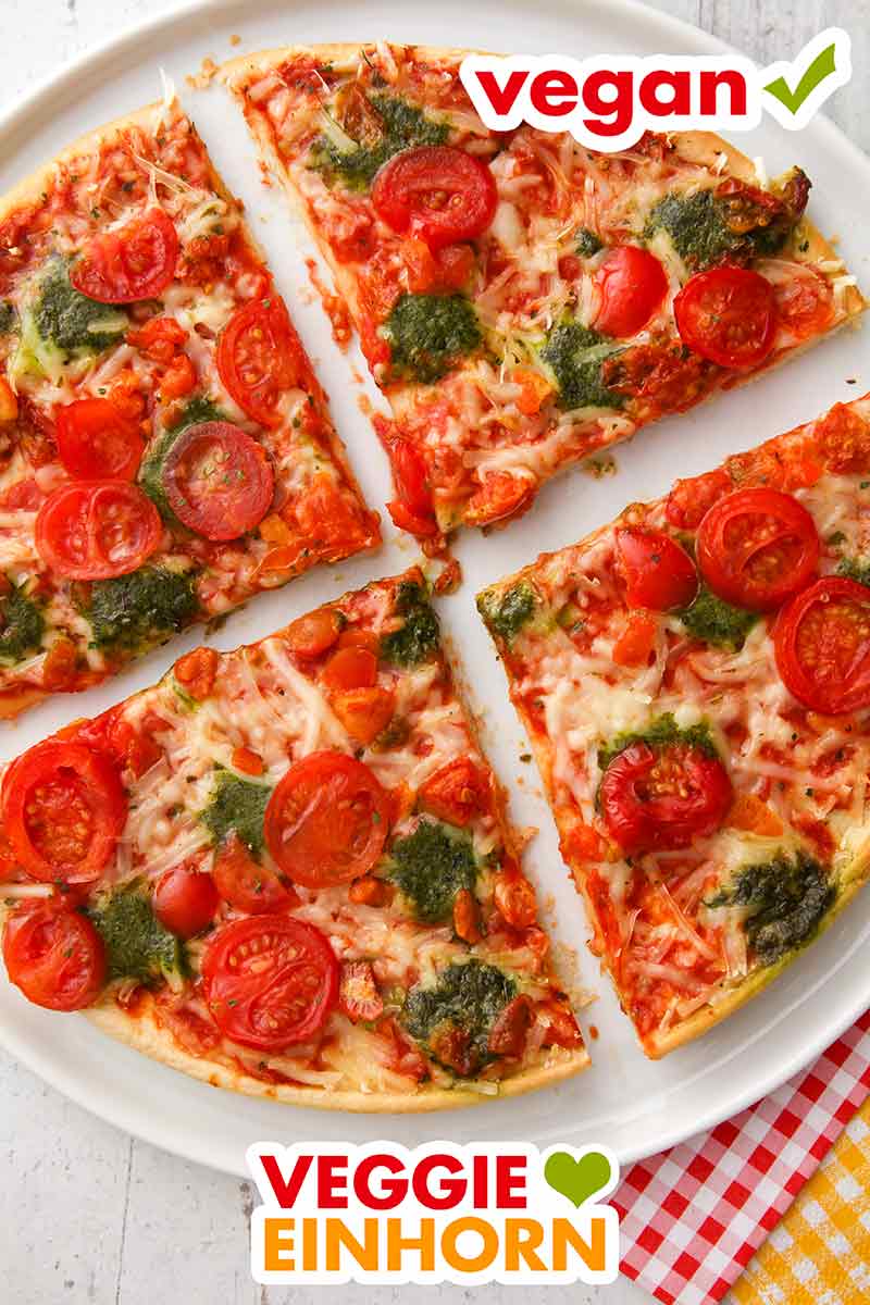 Die vegane Dr. Oetker Pizza wurde mit einem Pizzaroller in vier Stücke geteilt. Vier Stücke der veganen Pizza Ristorante
