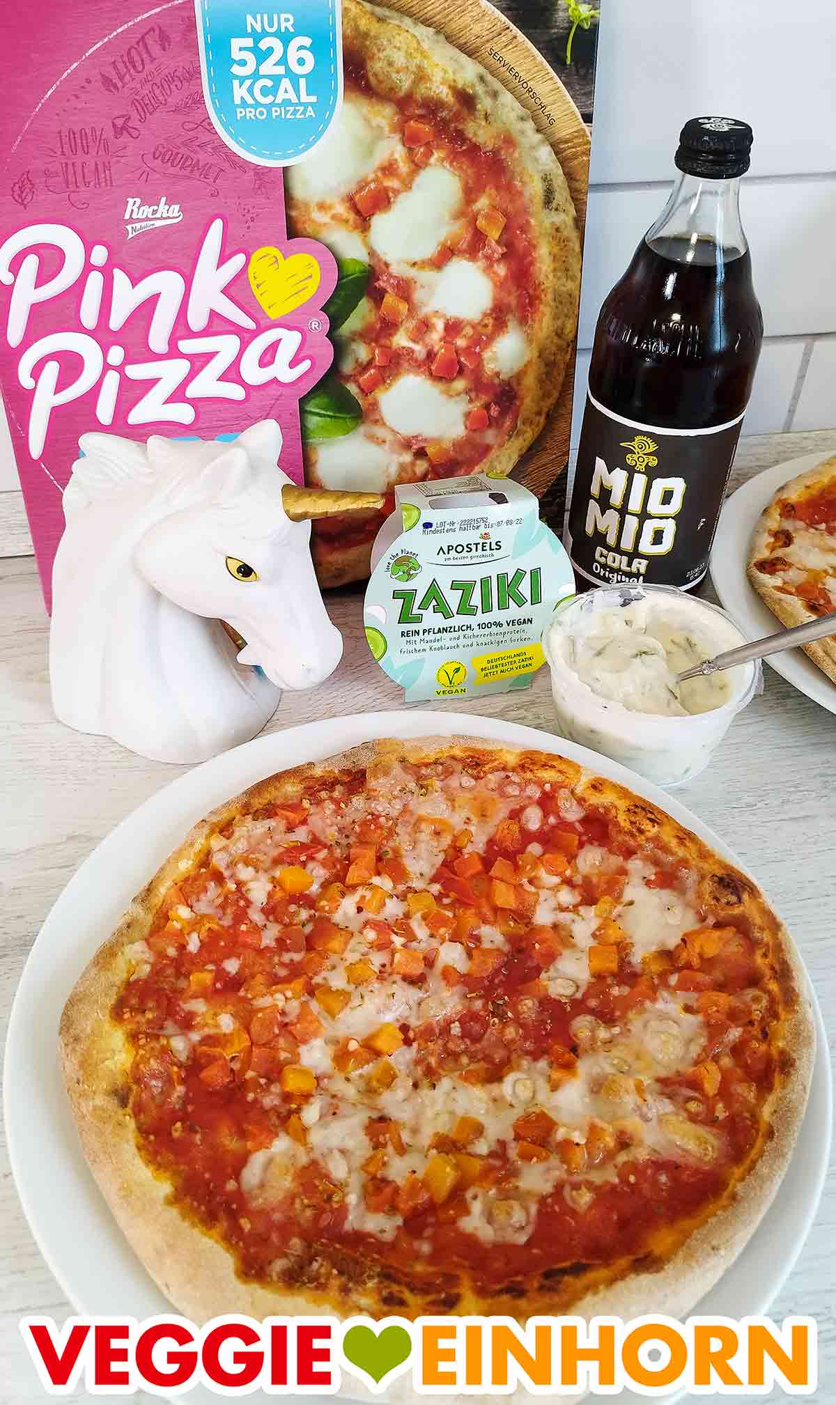 Apostels Veganer Zaziki, Pink Pizza und Mio Mio Cola sind alle vegan. Veganer Zaziki, vegane Pizza und vegane Cola