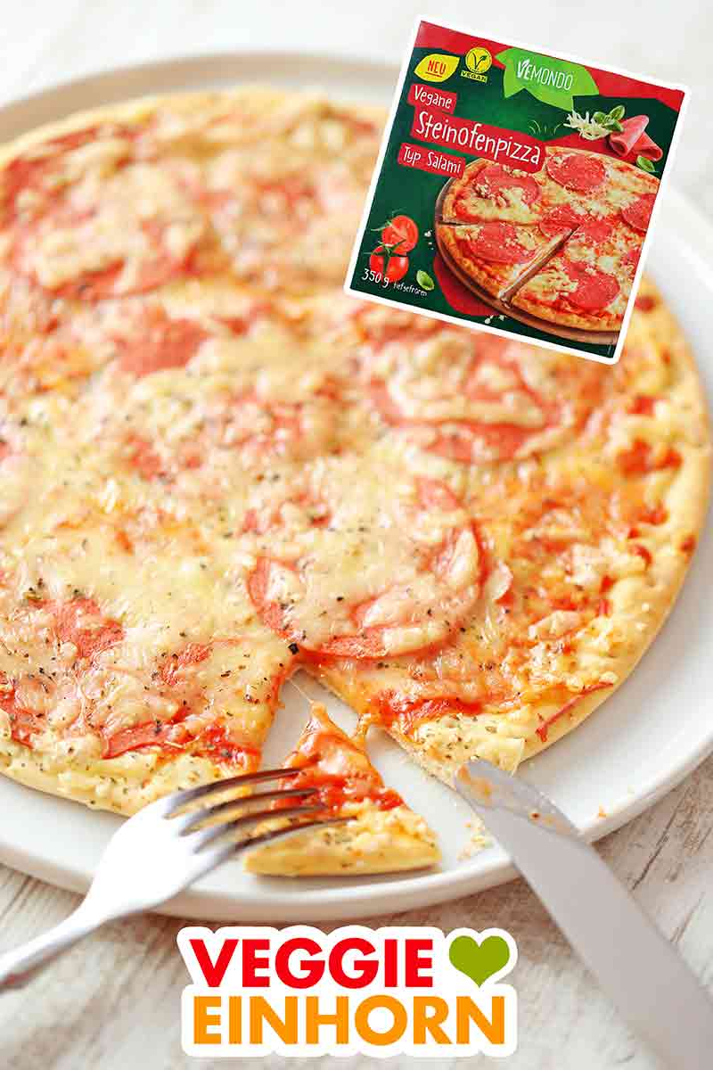 Die Vemondo Salami Pizza von Lidl ist vegan Ein Teller mit veganer Salami Pizza von Lidl