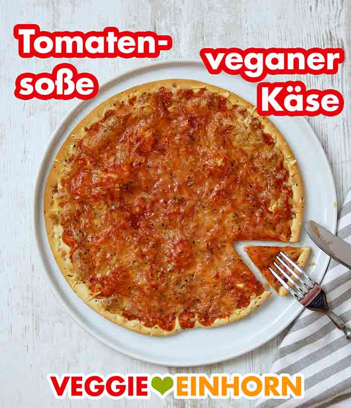 Die Lidl Vemondo Pizza Margherita ist belegt mit Tomatensoße und reichlich veganem Käse. Die vegane Pizza Margherita von Lidl auf dem Teller