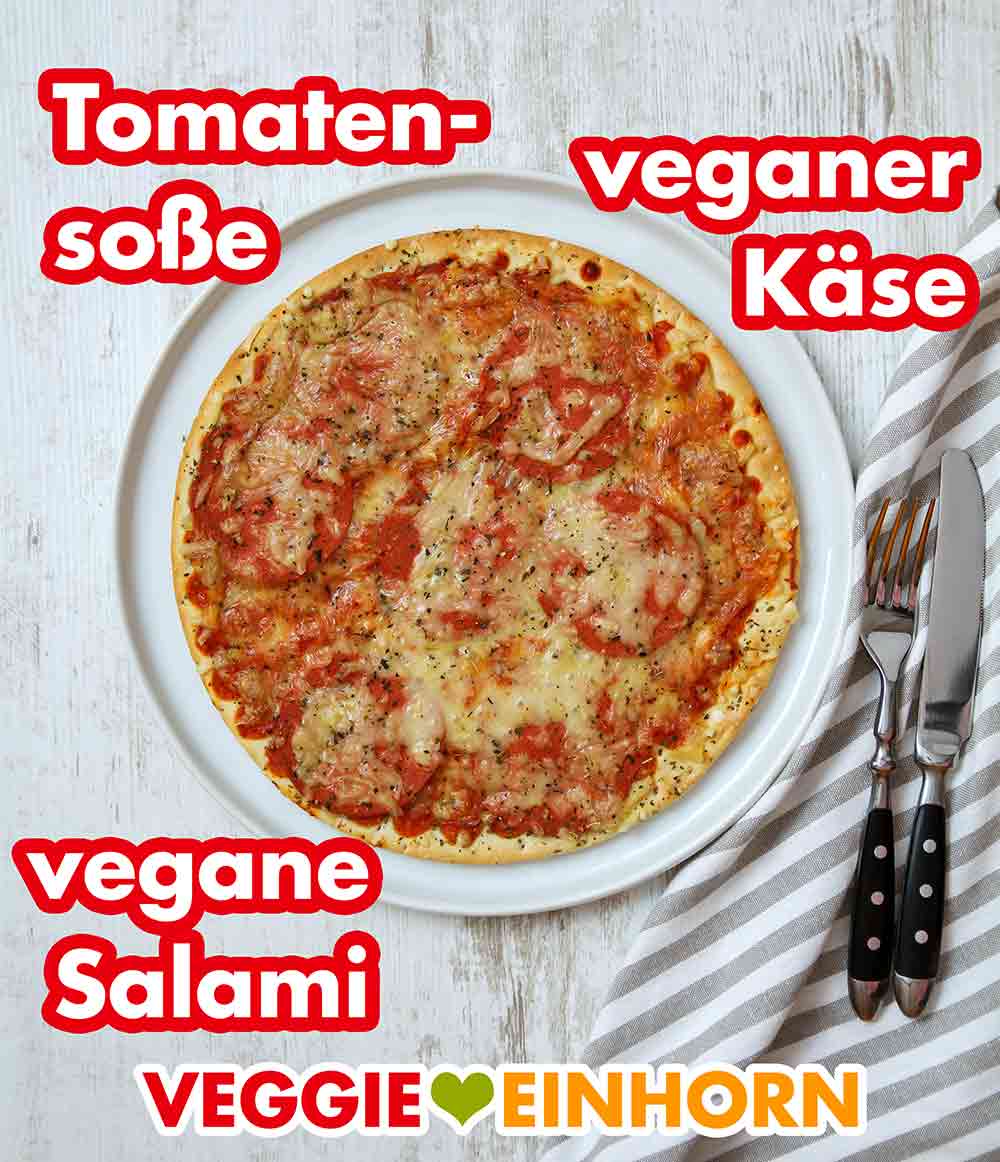 Die Pizza von Lidl ist belegt mit Tomatensoße, veganem Käse und veganer Salami. Die Vemondo Salami Pizza auf einem Teller