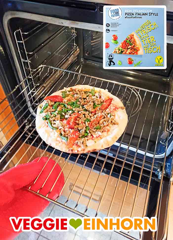 Die Pizza wird auf dem Backofenrost ohne Backpapier gebacken. Die fertig gebackene vegane Pizza von Penny auf dem Rost im Backofen