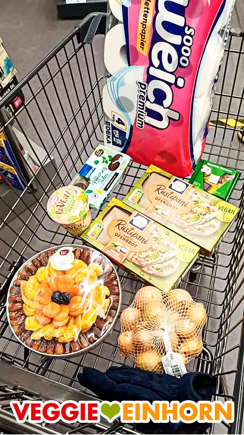 Veganes Rustipani im Einkaufswagen Einkaufswagen mit veganen Lebensmitteln.