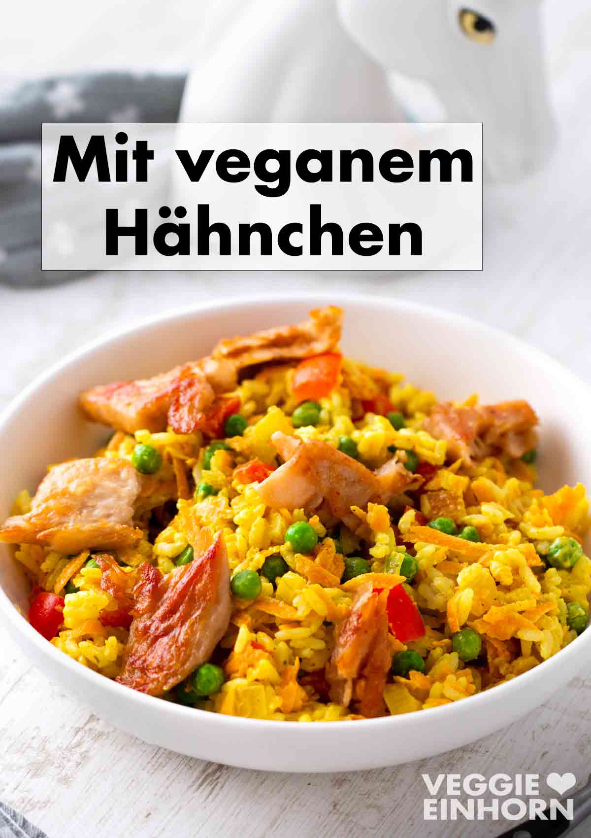 Dazu passt veganes Hähnchenfleisch. Vegane Reis Gemüsepfanne mit Frischkäse und veganem Hähnchen