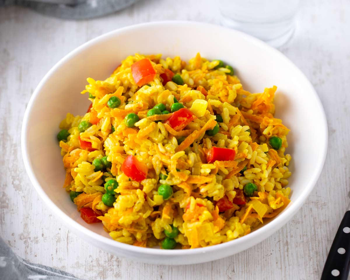 Gemüsepfanne mit Reis und veganem Frischkäse