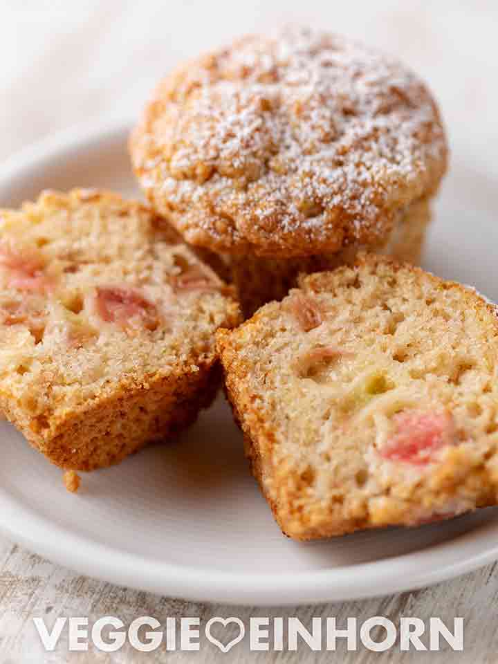 Teller mit veganen Rhabarber Muffins
