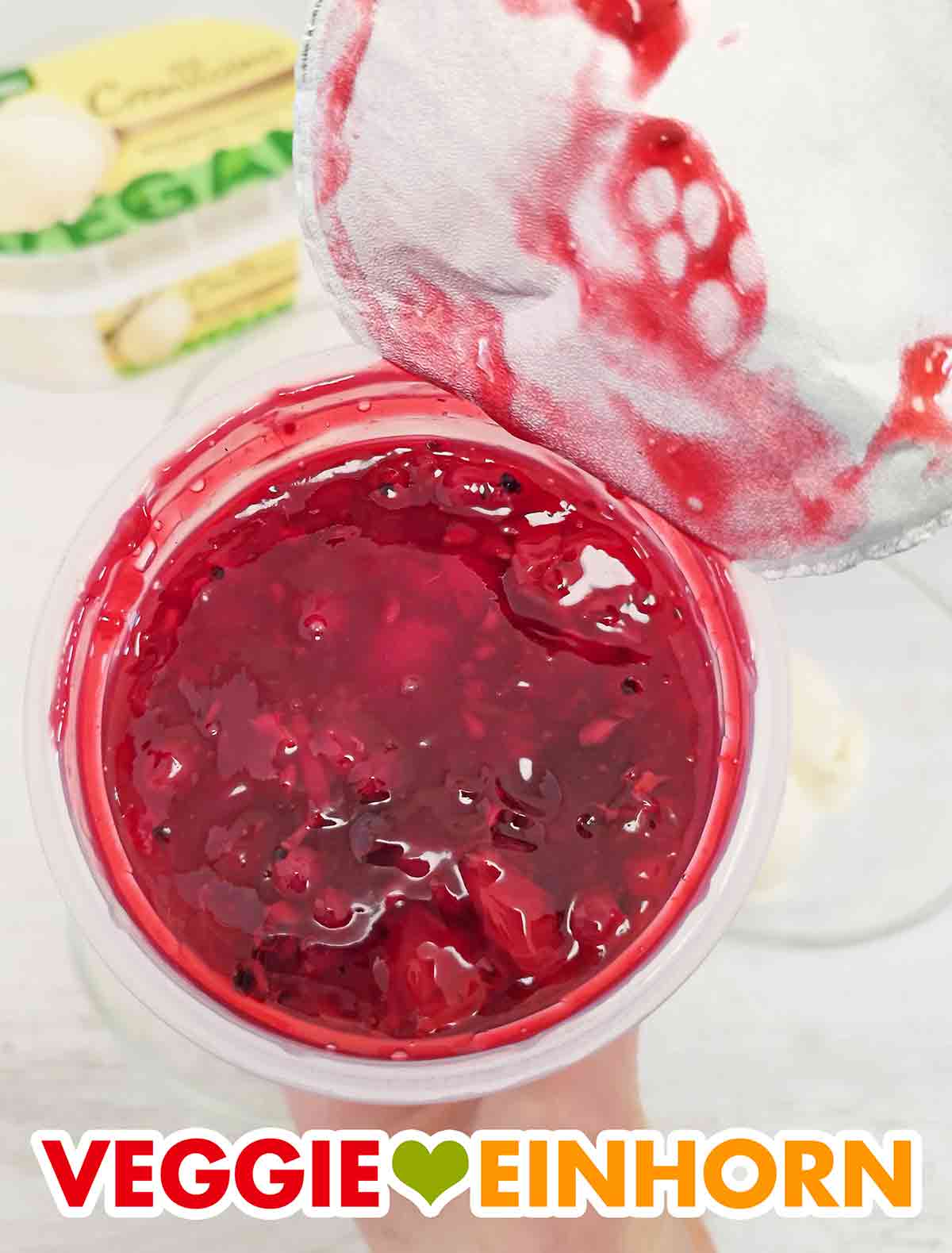 Rote Grütze Löffelglück von Dr. Oetker Geöffneter Becher mit roter Grütze von Dr. Oetker