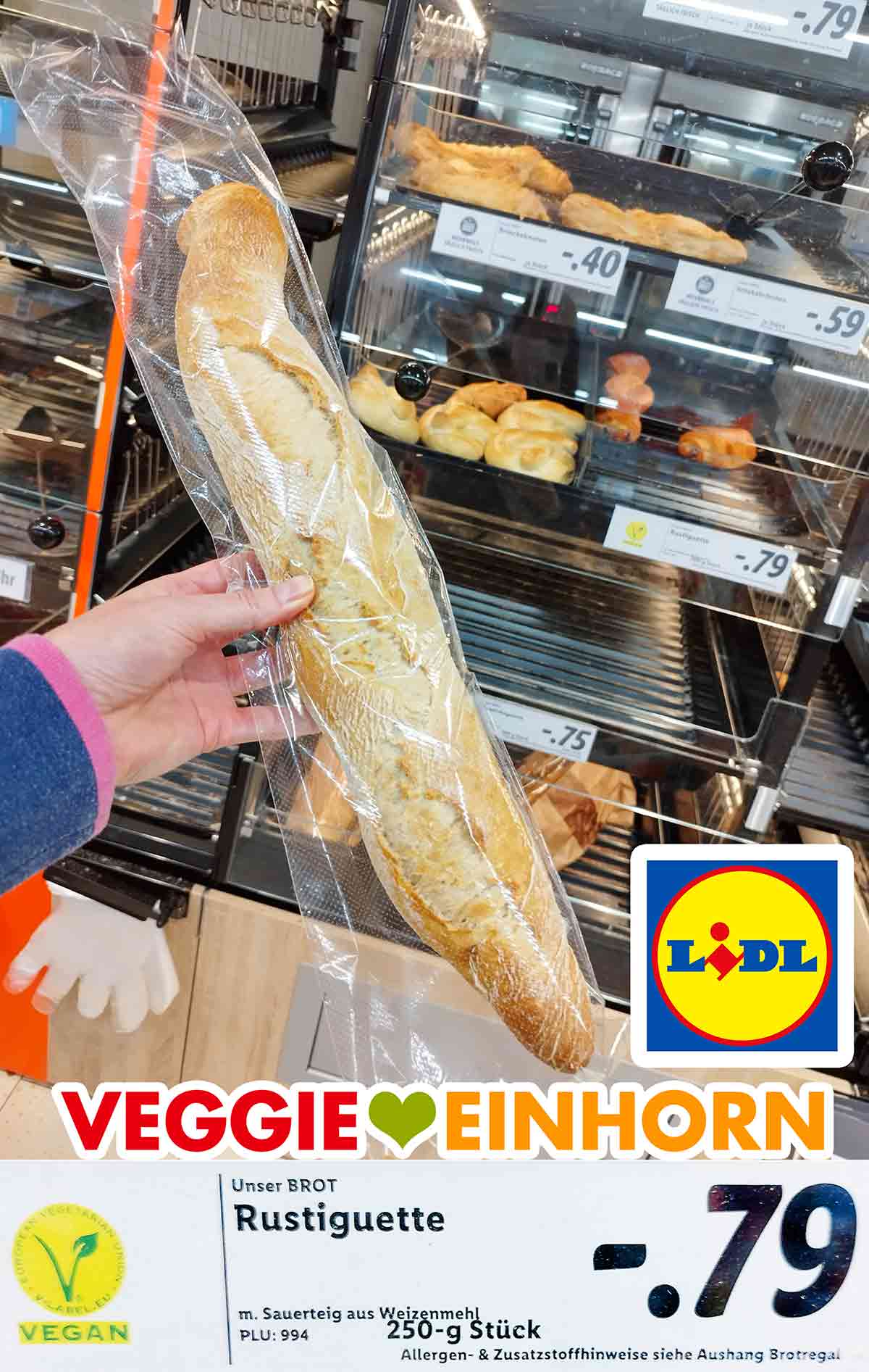 Auf dem Preisschild der Rustiguette ist ein Vegan Logo. Eine Hand hält eine Rustiguette im Lidl