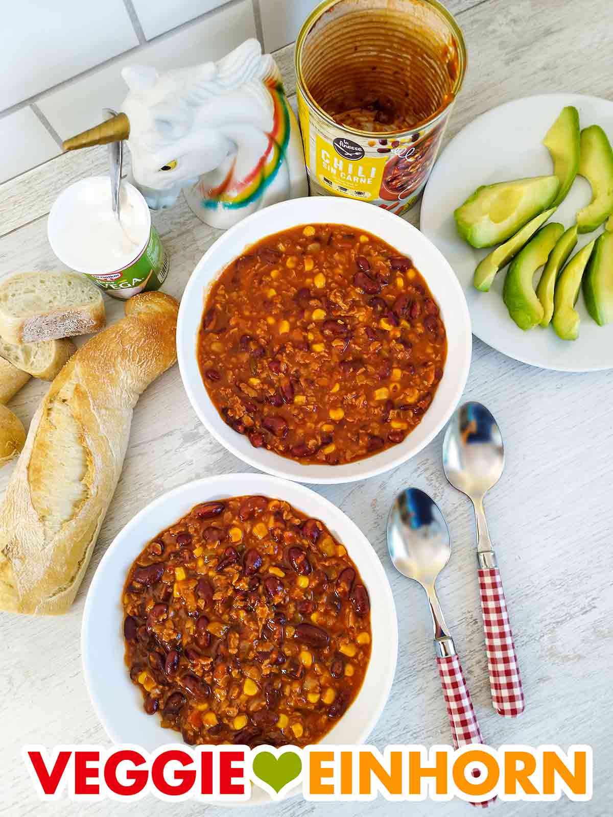 Chili sin Carne von Aldi La Finesse, Rustiguette Baguette von Lidl, Dr. Oetker Creme vega und Avocado. Zwei Teller veganes Chili sin Carne von Aldi mit Rustiguette von Lidl und veganer Crème fraîche