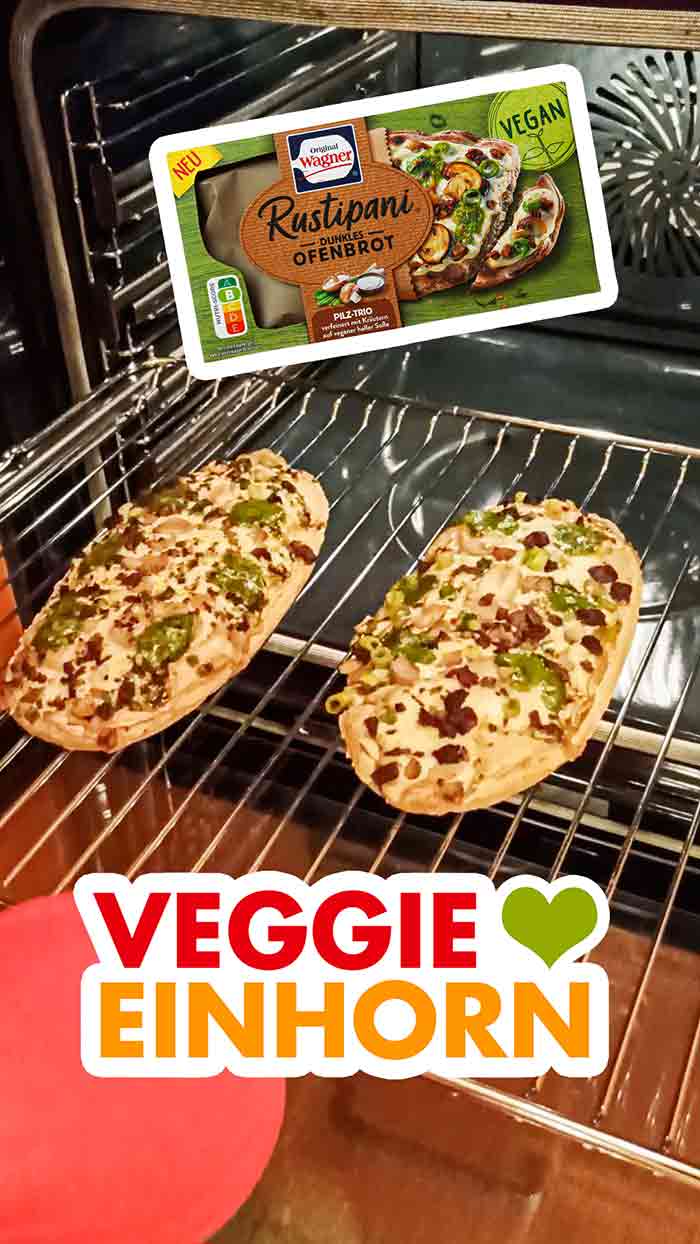 Die Rustipanis werden im Ofen gebacken. Zwei vegane Rustipani im Backofen