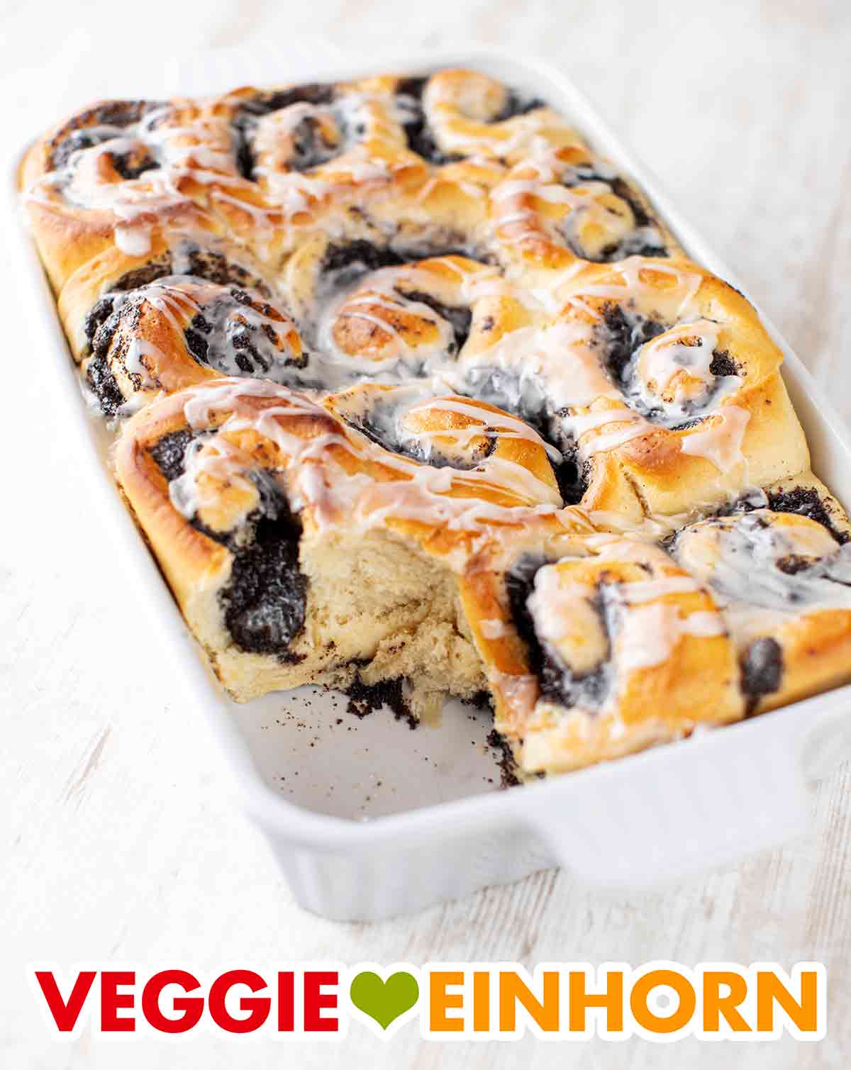 Die veganen Mohnschnecken sind sehr beliebt zum Nachmittagskaffee, zum Sonntagsfrühstück oder zum veganen Brunch. Auflaufform mit saftigen veganen Mohnschnecken