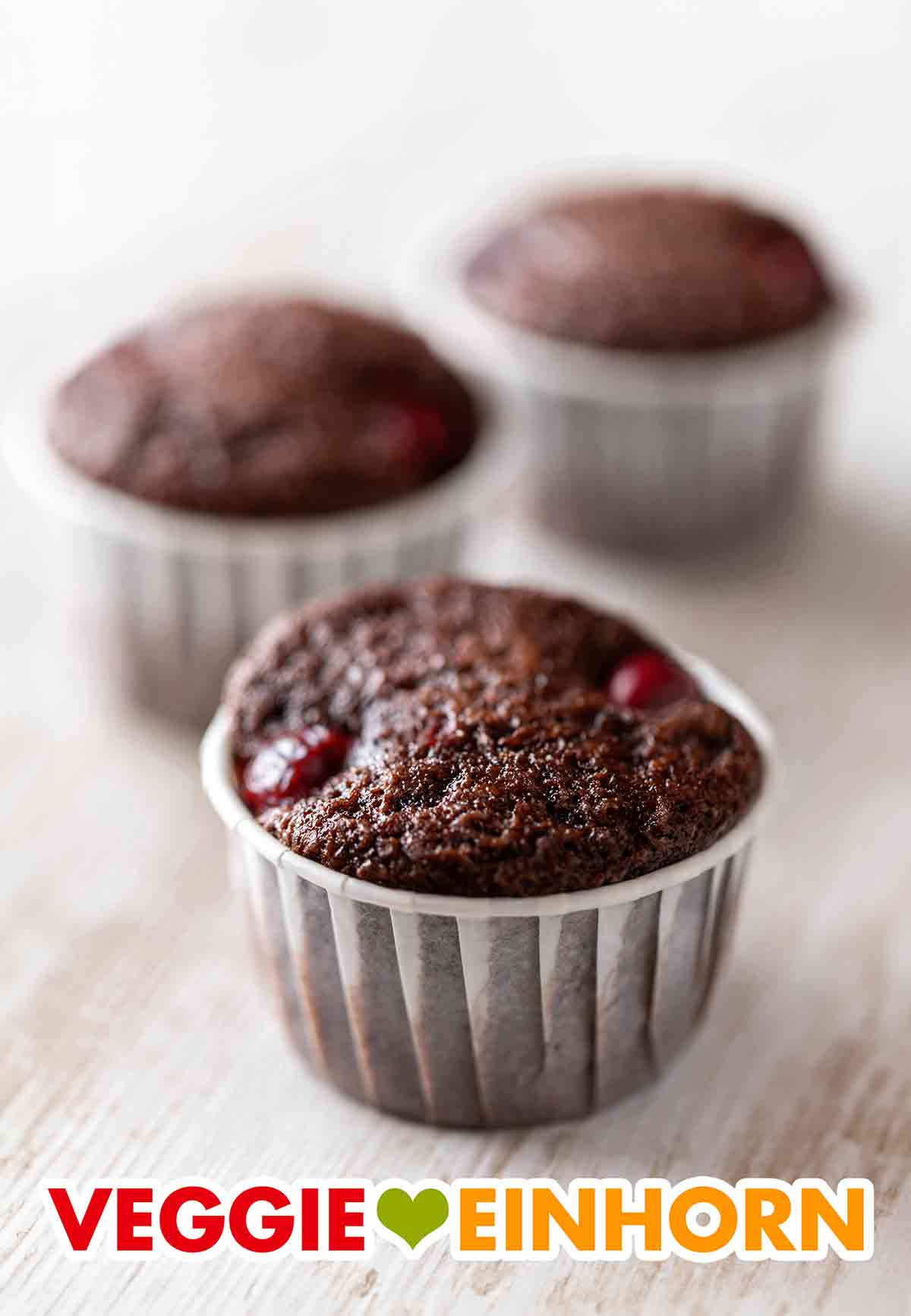 Die leckeren Schokomuffins mit Kirschen sind vegan und saftig. Vegane Schoko Kirsch Muffins mit Öl